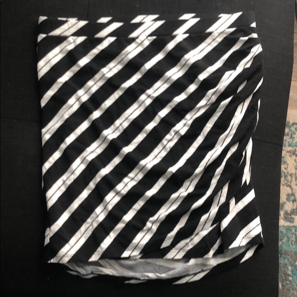 NWOT | VS | Ruched Mini-Skirt | B/W Stripe - Picture 6 of 7